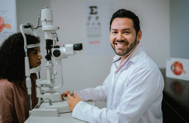 Unmasking Vision Distortion: Key Symptoms and Diagnosis of Keratoconus