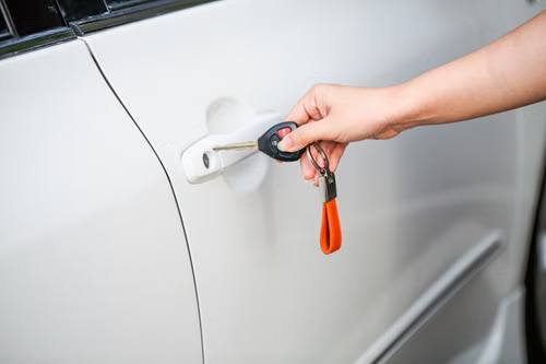 Locked Out of a Running Car? Why Boca Raton Drivers Shouldn’t Try the Coat Hanger First